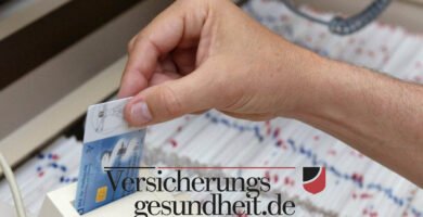 Bild einer Person, die eine Zahlung mit einer Kreditkarte vornimmt.