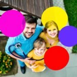 Bild einer Familie, die lächelnd in den Himmel blickt