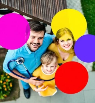Bild einer Familie, die lächelnd in den Himmel blickt