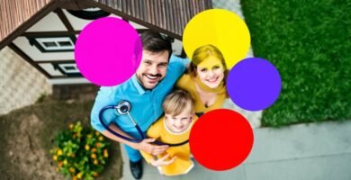 Bild einer Familie, die lächelnd in den Himmel blickt