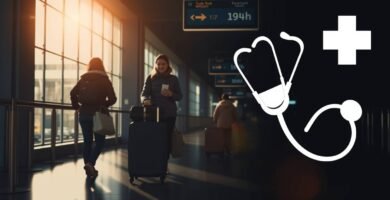 Bild des Innenraums eines Flughafens mit Menschen, die mit Koffern unterwegs sind, an der Seite medizinische Symbole in Weiß wie ein Kreuz und ein stereoskopisches